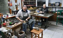 Körüklü çizme ustası, mesleğini oğluyla birlikte yaşatıyor
