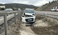 Hafif ticari araç, su kanalına düştü: 2'si çocuk 3 yaralı