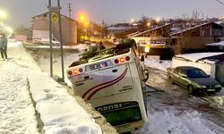 İşçi servis midibüsü devrildi: 9 yaralı