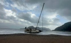 Marmaris’te fırtına; yelkenli tekne karaya oturdu