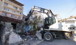 Konak'ta riskli metruk binalara son!