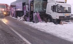 Yolcu otobüsü kamyona çarptı: 9 yaralı