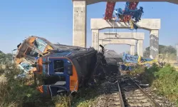 Vinç trenin üzerine devrildi: Çok sayıda ölü ve yaralı var!