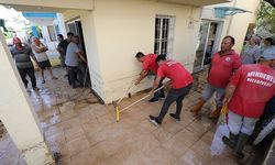 Menderes'ten vatandaşlara temizlik desteği