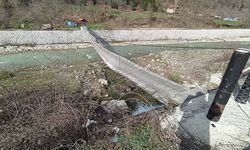 Üzerinde bulundukları asma köprü ters döndü: Yaralılar var!