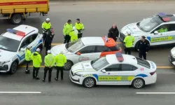 Sürücü kurusu eğitmeni, tartıştığı kişiyi kaput üzerinde 20 kilometre sürükledi!