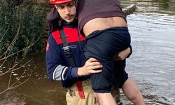 İtfaiye eri vatandaşı sırtında taşıdı