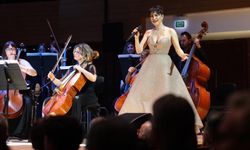 Şevval Sam hem söyledi hem yönetti