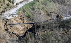 Heyelanla çöken yol yenileniyor!