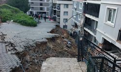 Faciaya kıl payı... İstinat duvarı evin üstüne çöktü!