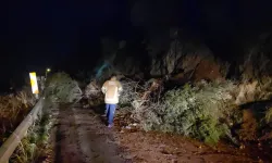 Bursa'da heyelan... Mahalle yolu ulaşıma kapandı!