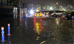 İzmir'de etkili sağanak yağış... Kordon su altında!