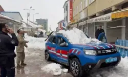 Jandarma aracına çatıda biriken kar düştü: 2 yaralı