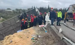 Antalya'da yolcu otobüsü devrildi: Ölü ve yaralılar var!