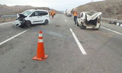 İki araç çarpıştı: 1 ölü, 7 yaralı