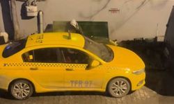 Taksinin kapısını zorladı, palayla şoförleri kovaladı