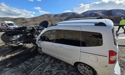 Otomobil ve ticari araç çarpıştı: 1 ölü, 4 yaralı