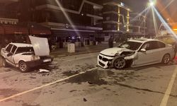 İki otomobil çarpıştı: 3 kişi yaralandı