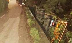 Otomobille çarpışıp şarampole devrildi: Vinç sürücüsü yaralı!