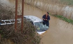 Sular içinde mahsur kalan 2 kişi kurtarıldı