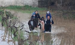 Gediz Nehri taştı... Mahsur kalan 5 kişiyi itfaiye kurtardı!