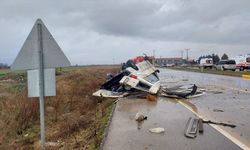 Çivril'de devrilen minibüsteki 2 kişi yaralandı