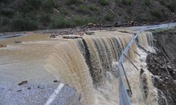 Trafiğe kapatıldı... Ödemiş-Turgutlu karayolunda çökme!