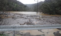 Köprü çöktü... Yol kapandı!