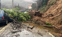 Otomobil heyelanda toprak altında kaldı