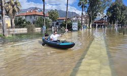Köyceğiz’de taşkın: Sokaklar kanoyla aşıldı