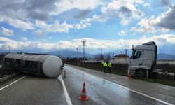 Manisa'da devrilen tırın sürücüsü yaralandı