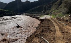 Alaşehir'de sağanak: Dere taştı, kara yolu çöktü