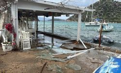 Bodrum'da fırtına: Deniz taştı, işletmelerin camları kırıldı