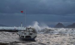 Bodrum’da fırtına: Tekneler karaya oturdu, feribot seferi iptal edildi