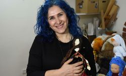 Evlat hasretini bez bebeklerle dindirdi