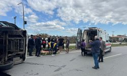 Hafif ticari aracın çarptığı midibüs devrildi: 7 kişi yaralandı!