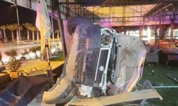 Hafif ticari araç, mağazaya girdi: 2 yaralı