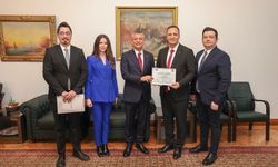 Eşki'den Özel'e ziyaret ve Avrupa ödülü takdimi!