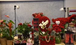 İzmir'de Sevgililer Günü mesaisi... 2,5 milyon gül satışta!