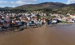 Foça'da yağış hayatı felç etti... Denizin rengi attı!