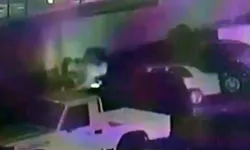 Isınmak için yaktığı ateş 5 aracı küle çevirdi