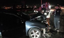 Bariyerlere ok gibi saplanan araçtan sağ çıktı!