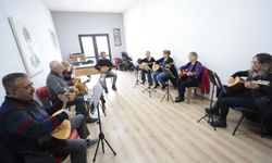 Konak’ta ücretsiz bağlama kursuna yoğun ilgi