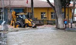 Manisa'da sağanak sonrası dere taştı!