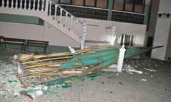 Manisa’da şiddetli rüzgar; minarenin külahı uçtu!