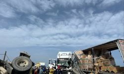 TIR'la kamyon çarpıştı... 5 kişi yaralandı!