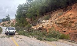Muğla'da toprak kayması: Yol kısmen kapandı