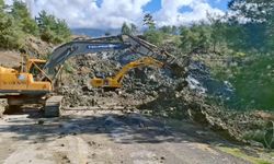 Muğla'da toprak kayması... Yol ulaşıma kapatıldı