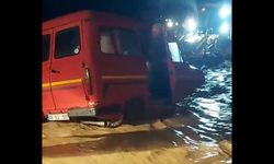 Dere taştı... Minibüs mahsur kaldı