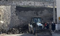 Niğde Kalesi'nin istinat duvarı çöktü